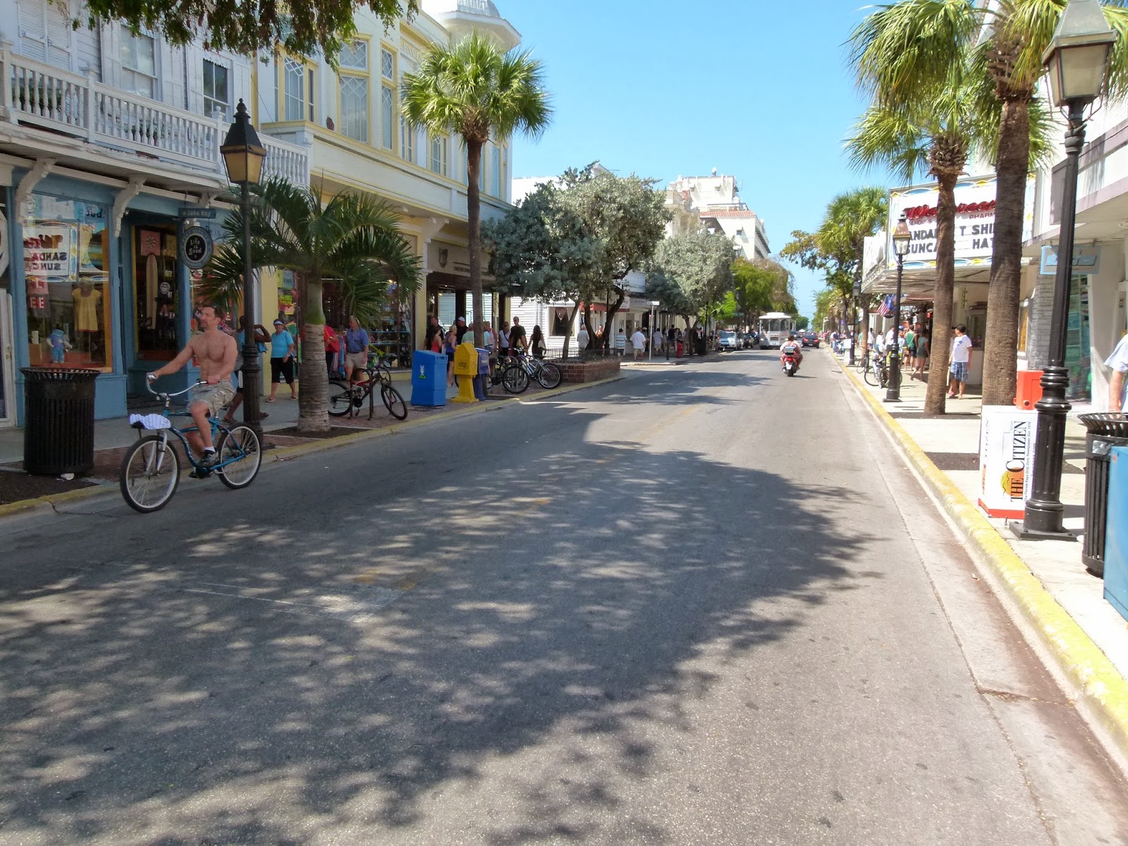 Lots or people using bikes to get around on Duval Street